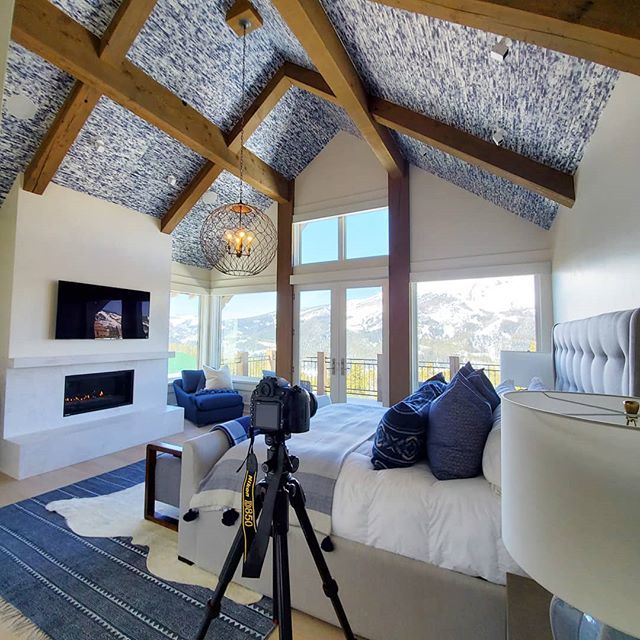 Last day of photo shoots at the stunning Yellowstone Club! So many inspiring homes to show you soon. Be prepared to want to do some spring designing in your own home. #modernmountainhome 
#interiordesign #interiordesigner #inspiration #bedroomdesign #mas… bit.ly/2GynVBW