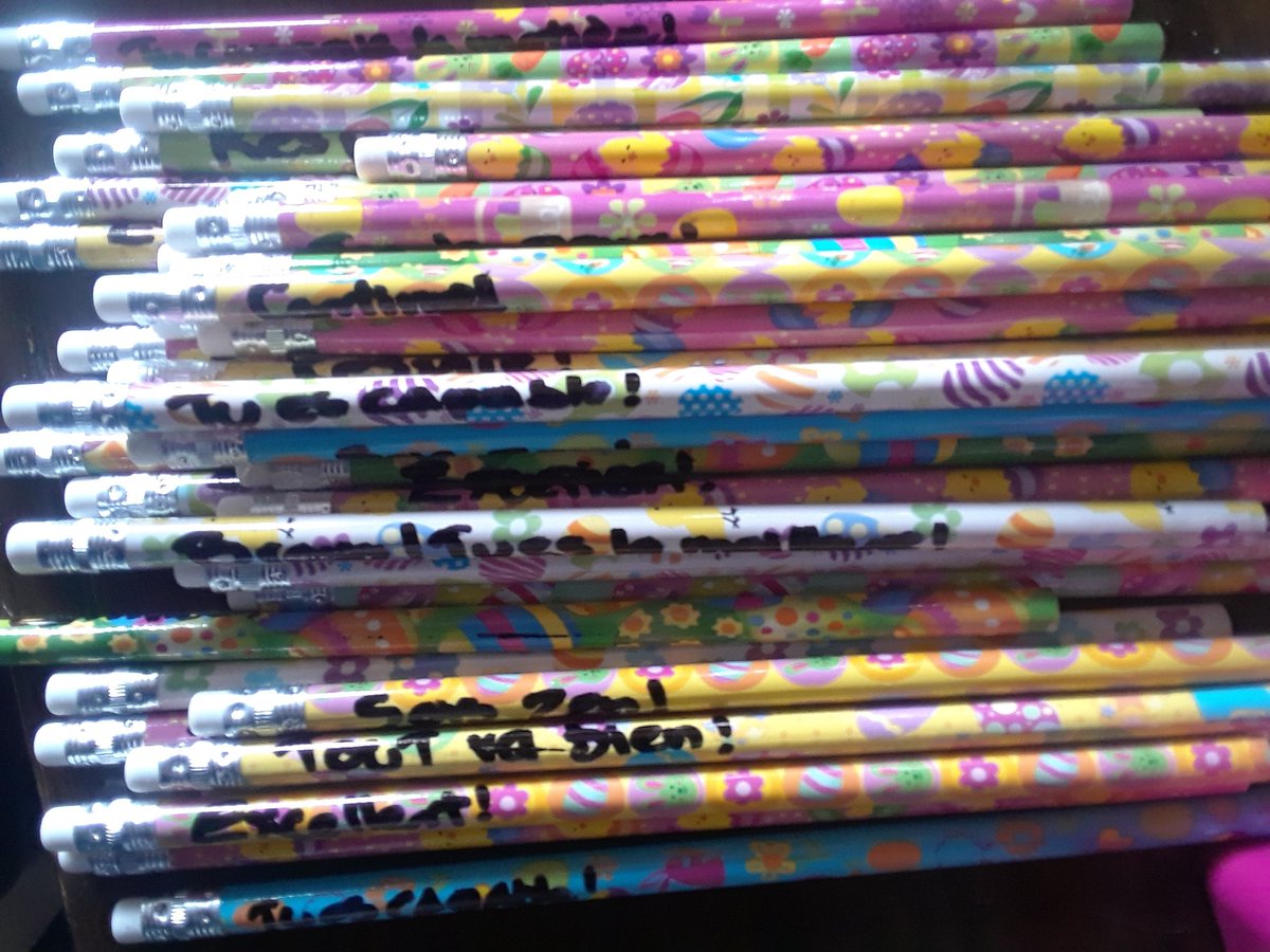 La #perserverance #scolaire est à tous les niveaux, même à l'université! 
Que de visages illuminés quand fiston #autiste (pour des étudiantes en adapt. c'était touchant) leur a remis ces crayons sur lesquels j'ai pris soin d'inscrire un mot avant l'examen. 
Bravo #DidAdapt