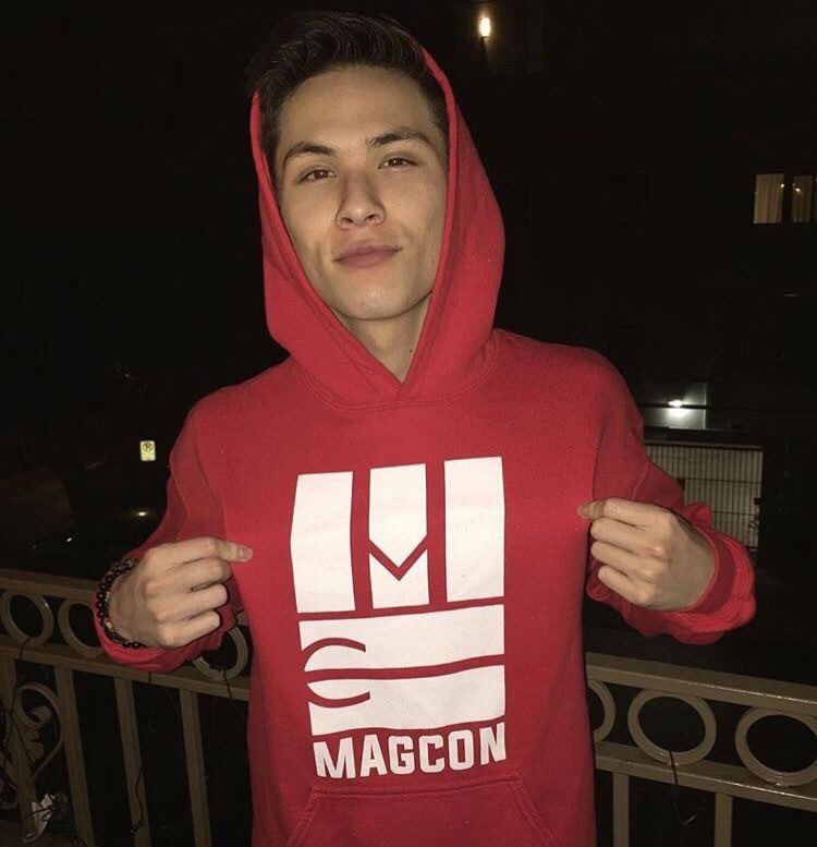 alelovesmagcon's tweet photo. The years pass and I still want a hoodie of magcon https://t.co/mlvX030CLV
