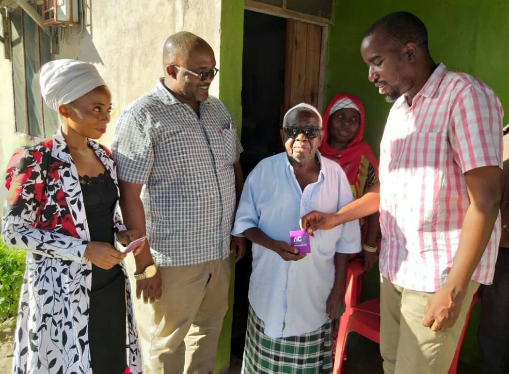 IsmailJussa's tweet photo. Chama cha @ACTwazalendo kimejitolea kuongoza Watanzania wote - wanawake, vijana na wazee - kuelekea katika Safari ya Mabadiliko. Hapa Katibu wa Itikadi na Uenezi @AdoShaibu akimkabidhi kadi ya uanachama mmoja wa wazee huko Mbagala Kiburugwa.

#TheFutureIsBright
#TheFutureIsPurple https://t.co/eRhGZge68R
