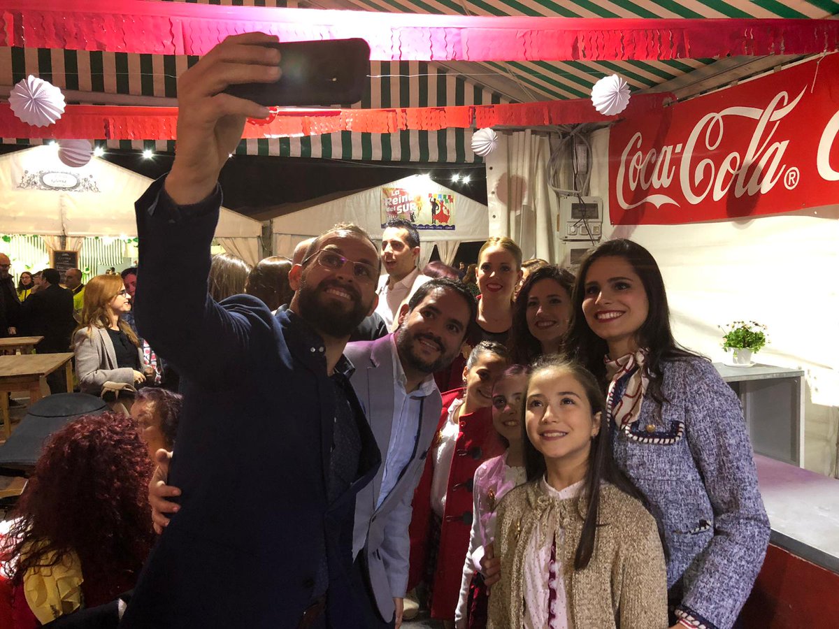 Contigo_Elche's tweet photo. Nuestro equipo ha estado con @CaballeroElche y @SempereElche en la inauguración de la Feria Andaluza de #Elche

Muchos andaluces llegaron en su momento a Elche para trabajar y hoy somos todos juntos ilicitanos a los que #NosApasionaElche💚

#CaballeroContigo
#ElcheloPrimero https://t.co/gh6Ao1Fg76