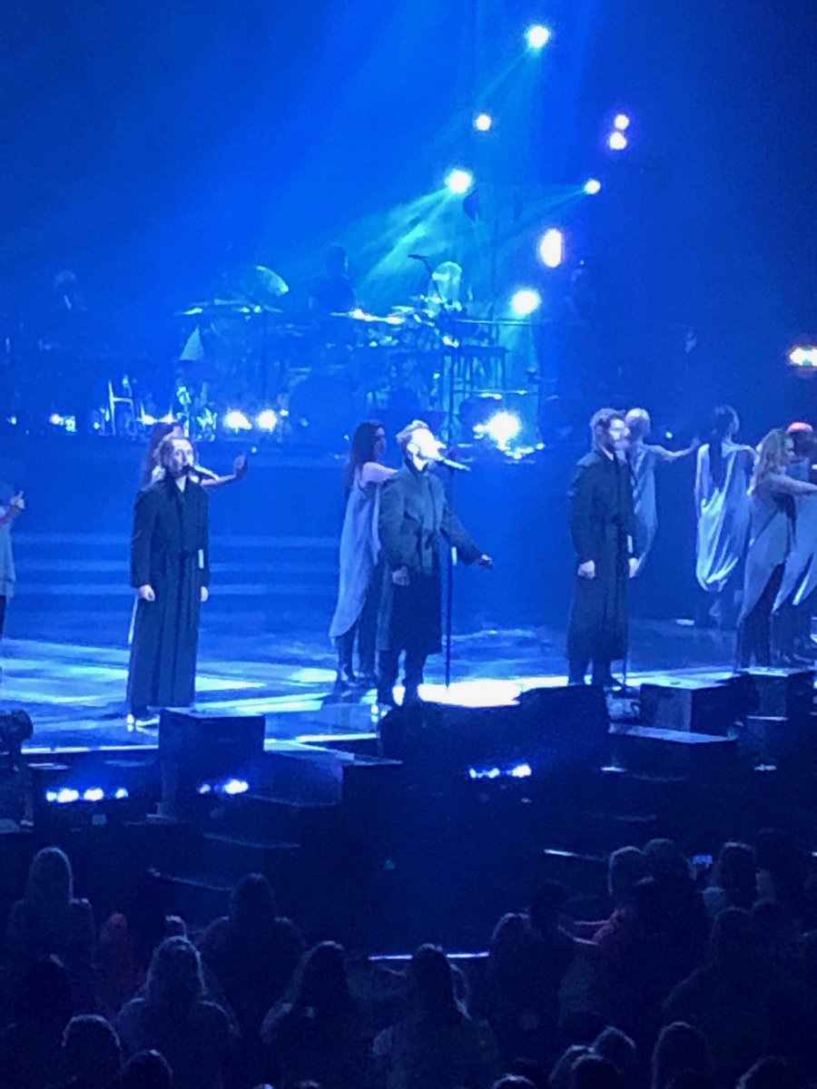 ⁦<a href="/GaryBarlow/">Gary Barlow</a>⁩ ⁦<a href="/skillybingo/">Sally-Ann</a>⁩ ⁦<a href="/Sonphil38Davies/">Sonia Davies</a>⁩ this is for you Sonia who couldn’t make it due to your broken foot’ please send her a kiss ⁦<a href="/HowardDonald/">Howard Donald</a>⁩ !!! And maybe a cheeky one for me ⁦<a href="/GaryBarlow/">Gary Barlow</a>⁩ 🤣🤣