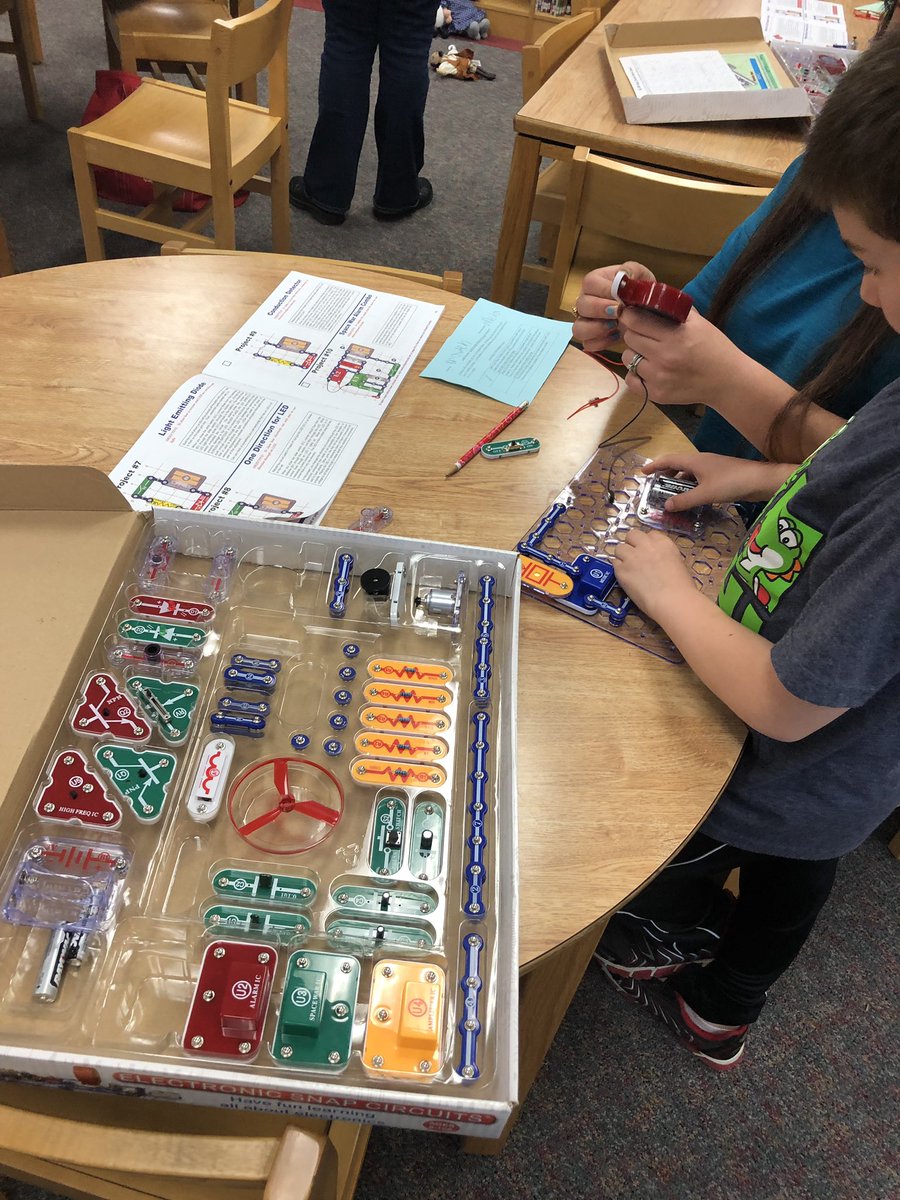 CCPS_MESMustang's tweet photo. Many engaging activities happening at our “MES Reads” event tonight! A great time had by all! #ccpsnotes #Reading #TeamMightyMustangs https://t.co/svlBSgpaUd