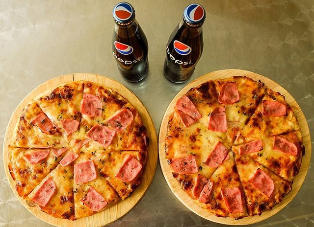 ananas_pf's tweet photo. 😎 Ustedes, nosotros, unas sabrosas pizzas con jamón y queso ¡Piénsalo!

Piénsalo más y aprovéchalas este fin de semana que están de PROMO acompañadas de 2 refrescos.

#Ananisate #Pizza #Promo #Food #Ananaspf #PuntoFijo #Venezuela https://t.co/GpvSMTrpq7 https://t.co/0nvj928Cdl