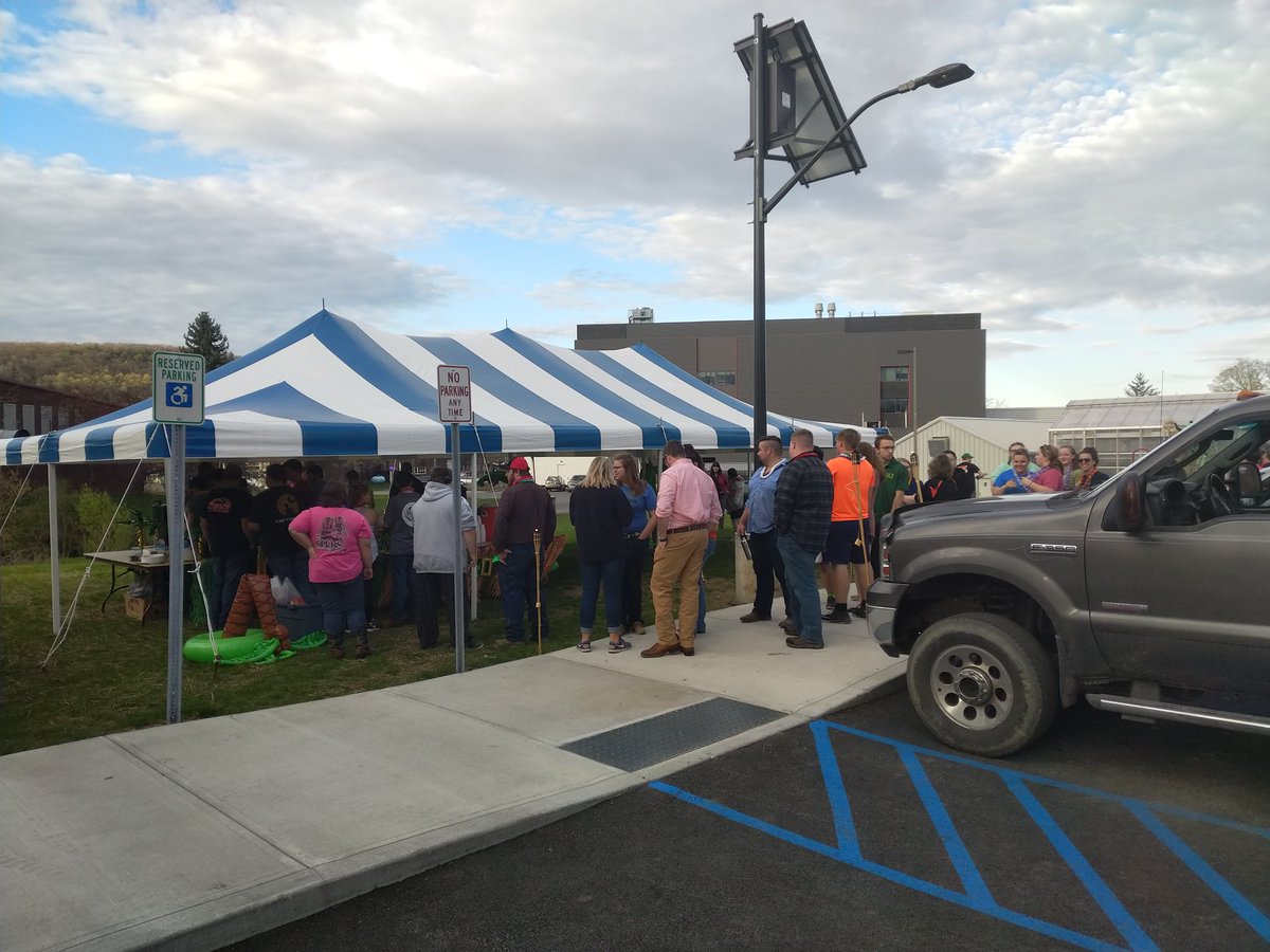 SUNYCobleskill's tweet photo. #AgWeek resumes with a (very long line up) for grub at the Ag Eng Luau. #CobyAgWeek #Pork #Hawaii #InNY https://t.co/w2wcWbCBcl