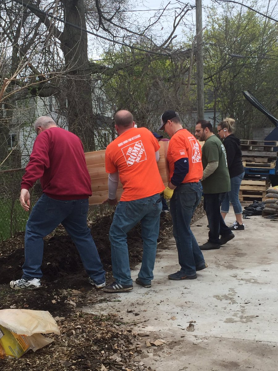 HartAlana's tweet image. Many hands make great things happen!! @TeamDepot @paulkassab25 @XKerrigan @JamieLSyroid