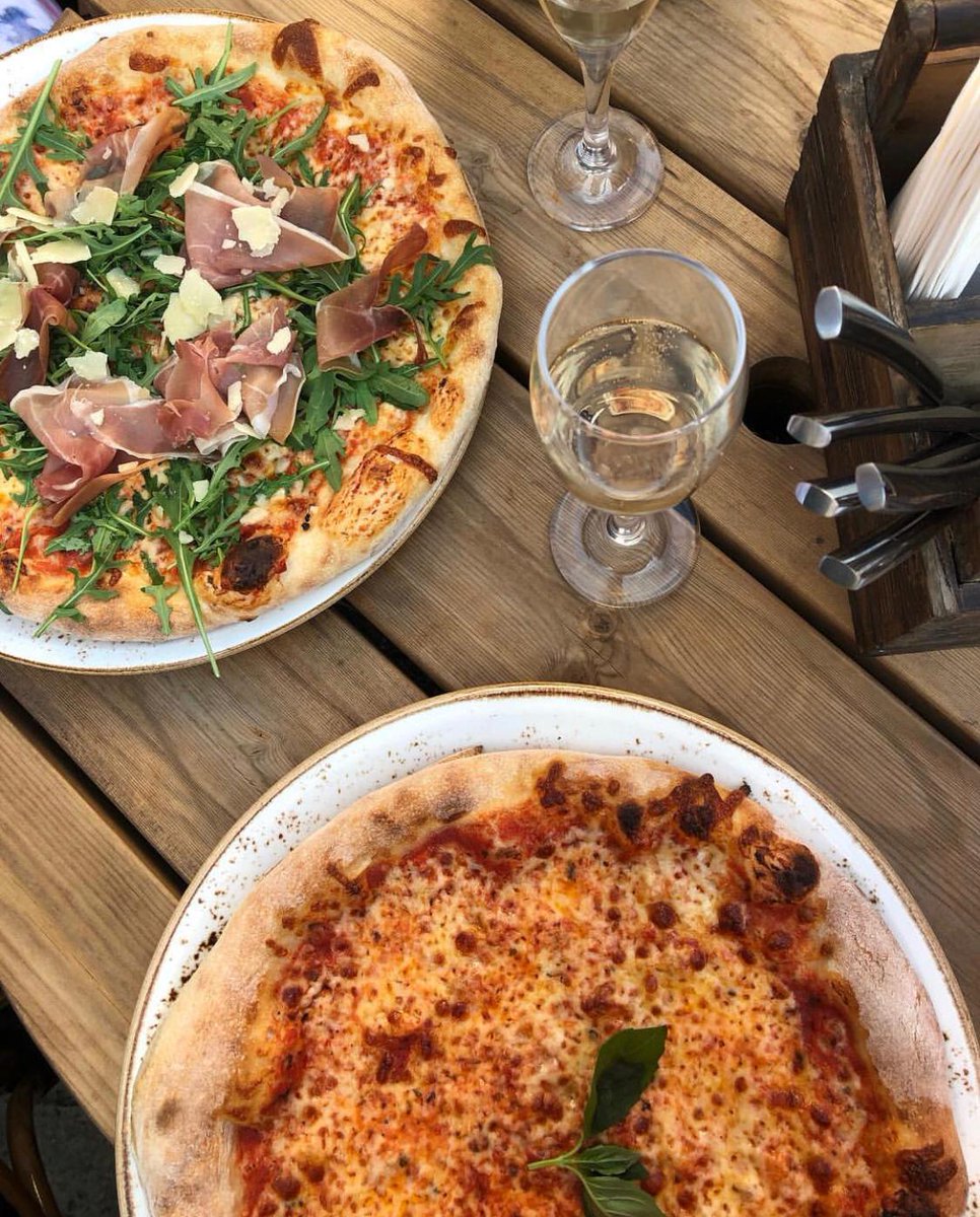 Sweet dreams are made of cheese, who am I to disagree? Homemade sourdough pizzas served all day everyday! Enjoy in our courtyard this bank holiday Monday 🍕 
.
.
#londonpub #pizzalover #londonpizza #foodie #sourdoughpizza #londonbeergarden #londonpubexplorer #londonsummer