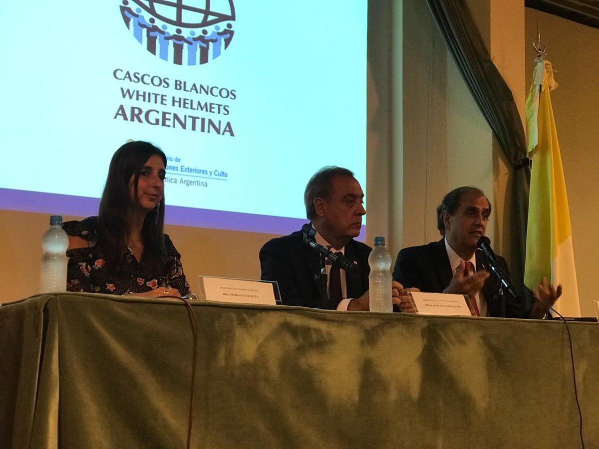 USALPrensa's tweet photo. #USALIZATE Disertación del Presidente de Cascos Blancos, Embajador Alejandro Daneri en el Aula Magna de la Facultad de Ciencias Sociales. El tema central fue la ayuda humanitaria. Gran participación de alumnos de carreras afines. 
@CascosBlancos https://t.co/QXXHPMMZOr