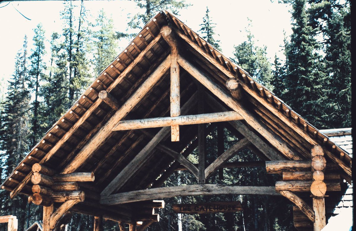 Log_School's tweet photo. This is the ‘Gatehouse’ entry to the Mackie School, BC. Several truss designs are used to support this roof assembly, described by its several parts; trusses, supporting purlins &amp; rafters, &amp; supporting nailers to which hand split cedar shakes are nailed.

#logstructure #logschool https://t.co/qJDAltA8DB