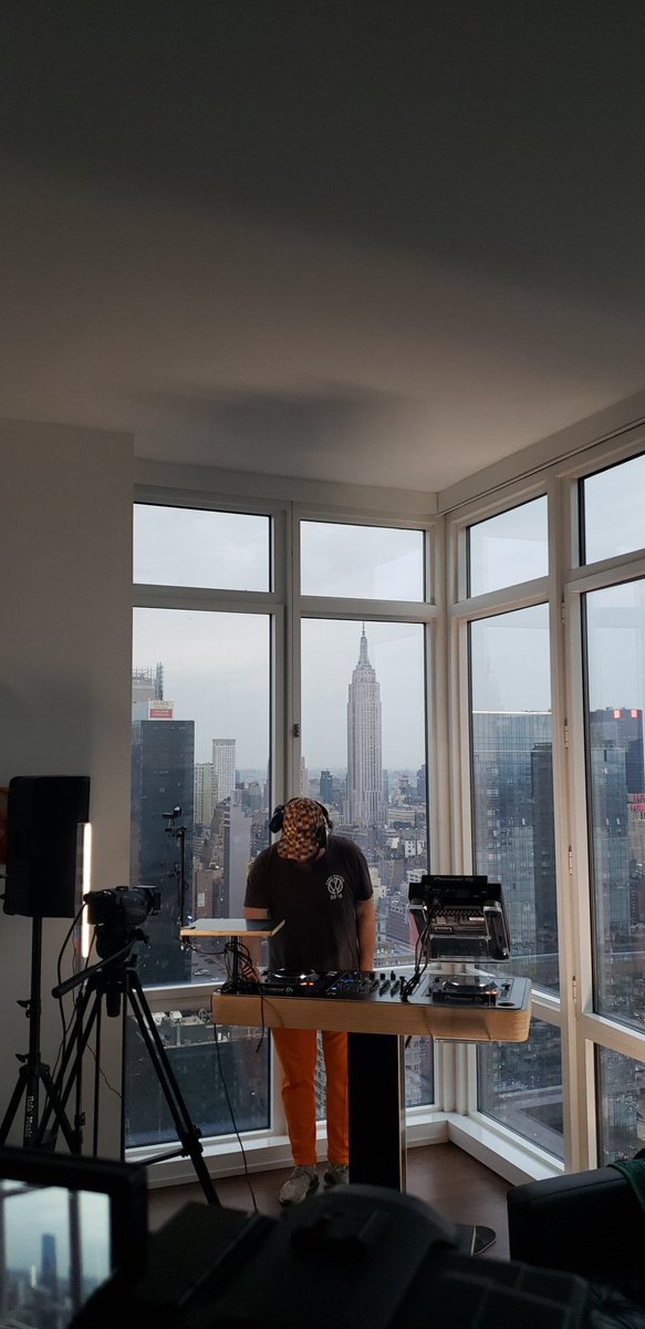 Intersect42's tweet image. We're LIVE 🔴🎶⭐ 

facebook.com/Intersect42Mus…