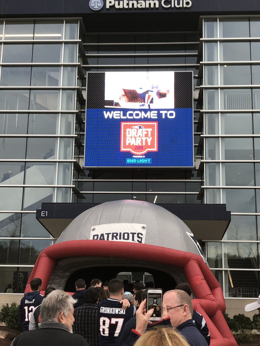 ericarallison's tweet image. .@Patriots Draft Day Party! My first time!  #GoPats #IsItSeptemberYet