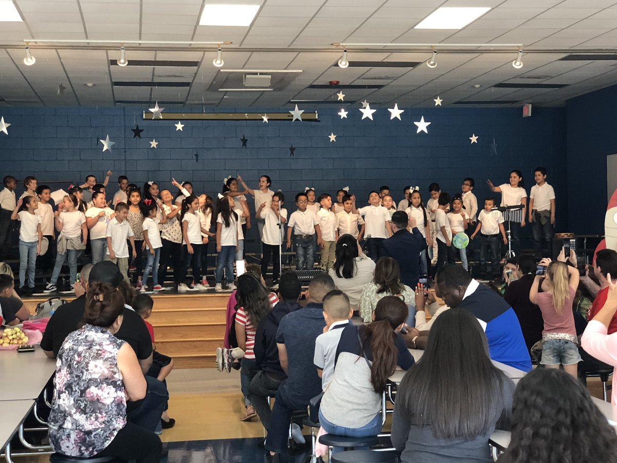 Ms_M_Pena_Reyna's tweet photo. 2nd Grade Program @McMullanElem @DinaAlv09621898 @jana_reyes25 @MsSalinas000 https://t.co/WXD6AQyBMq