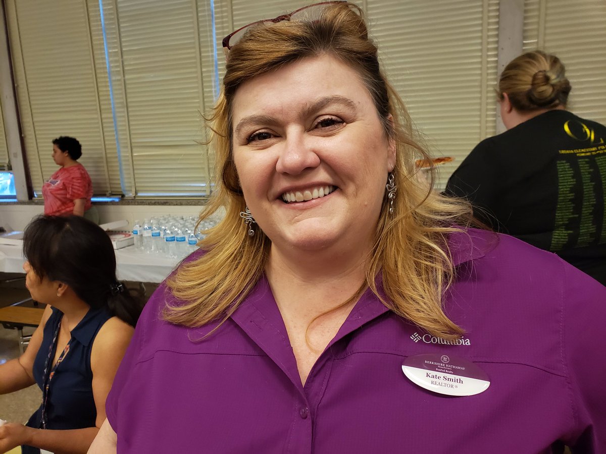 CSLCPrincipal's tweet image. Thank you Kate Smith, Realtor with Berkshire Hathaway, for donating all of the food from Umberto&apos;s in Olney.