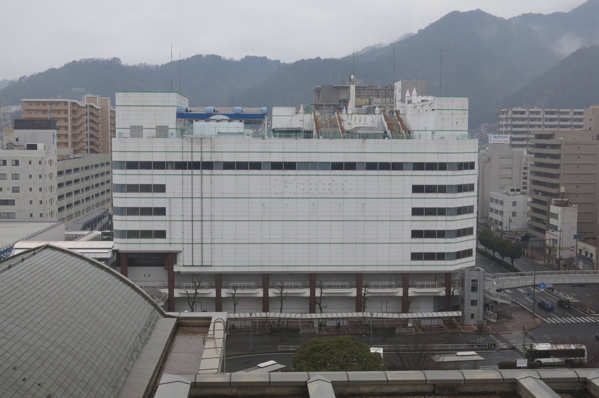 Taka Kitakyu Heritage 呉のホテルで目覚めると 窓の向こうに繁栄の跡 子供達にとっては夢の跡 色は褪せ 植栽は枯れ 記憶もセピアに変わっていく 子供の頃のデパートの思い出はレストランと屋上遊園地 呉そごう デパート 廃墟 Taka Kitakyu Heritage 呉のホテルで目覚めると 窓の向こうに繁栄の跡 子供達にとっては夢の跡 色は褪せ 植栽は枯れ 記憶もセピアに変わっていく 子供の頃のデパートの思い出はレストランと屋上遊園地 呉そごう デパート 廃墟