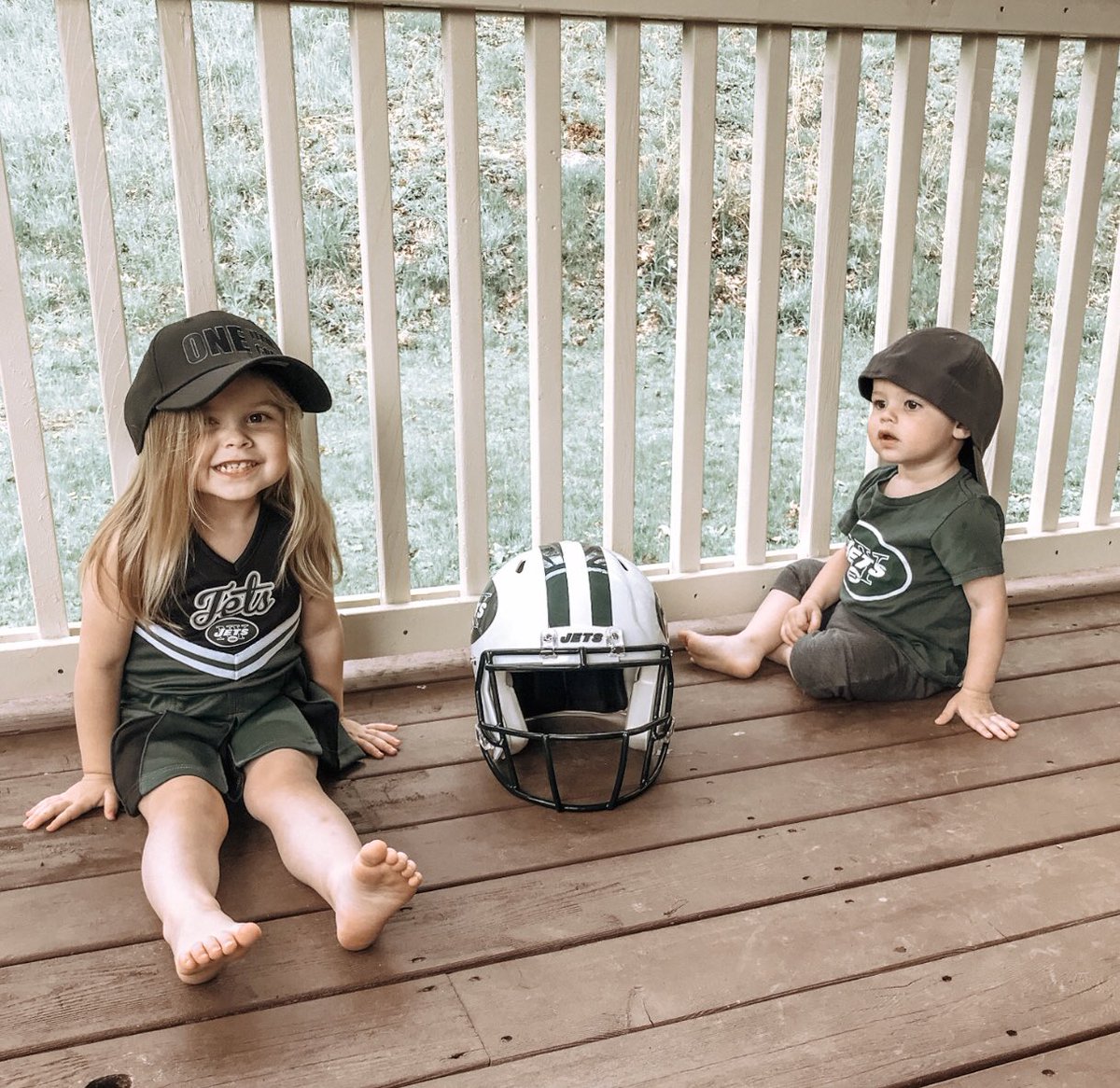 Wowza, my man lookin 🔥 at the <a href="/NFLDraft/">NFL Draft</a> and all I notice is the jar of <a href="/mmschocolate/">M&M’S</a> 🙌🏻 Of course the babes had to represent! #NYJets <a href="/nyjets/">New York Jets</a> #NFLDraftDay 🏈