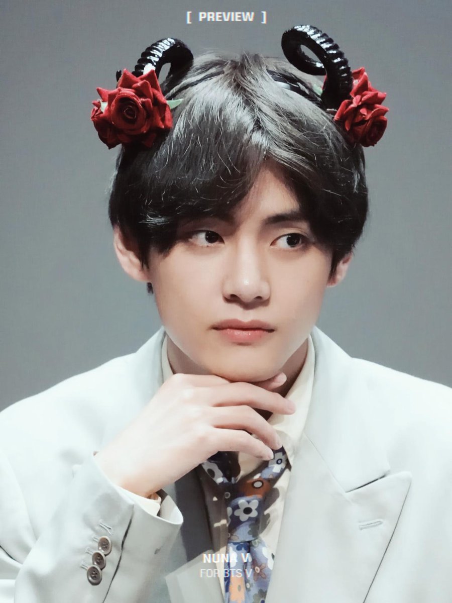 beoo_twt's tweet photo. Giá như chúng taa gần nhau một chút... 
Có thể sẽ dễ dàng hơn :(((
👑👑👑

#BBMAsTopSocial BTS @BTS_twt https://t.co/8AYmc9OzWO