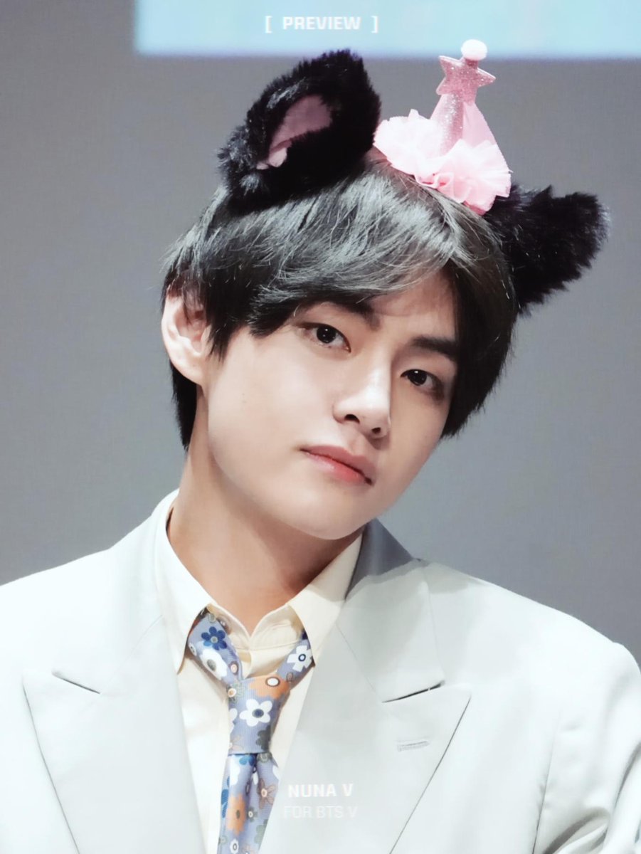 beoo_twt's tweet photo. Giá như chúng taa gần nhau một chút... 
Có thể sẽ dễ dàng hơn :(((
👑👑👑

#BBMAsTopSocial BTS @BTS_twt https://t.co/8AYmc9OzWO
