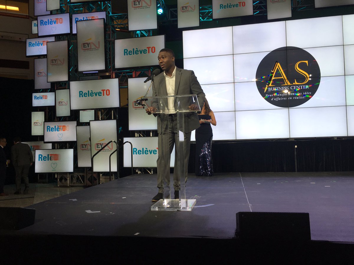 Monsieur Ali Soumah, d’AS Business center présente les finalistes de la catégorie jeune entrepreneur(e). <a href="/JennBartoli/">Jennifer Bartoli</a> fondatrice de <a href="/SprigCreative/">SprigCreative</a>, Thomas Delespierre, fondateur de Tomadel et  Mathieu Rainville, fondateur de Rainville Audio.