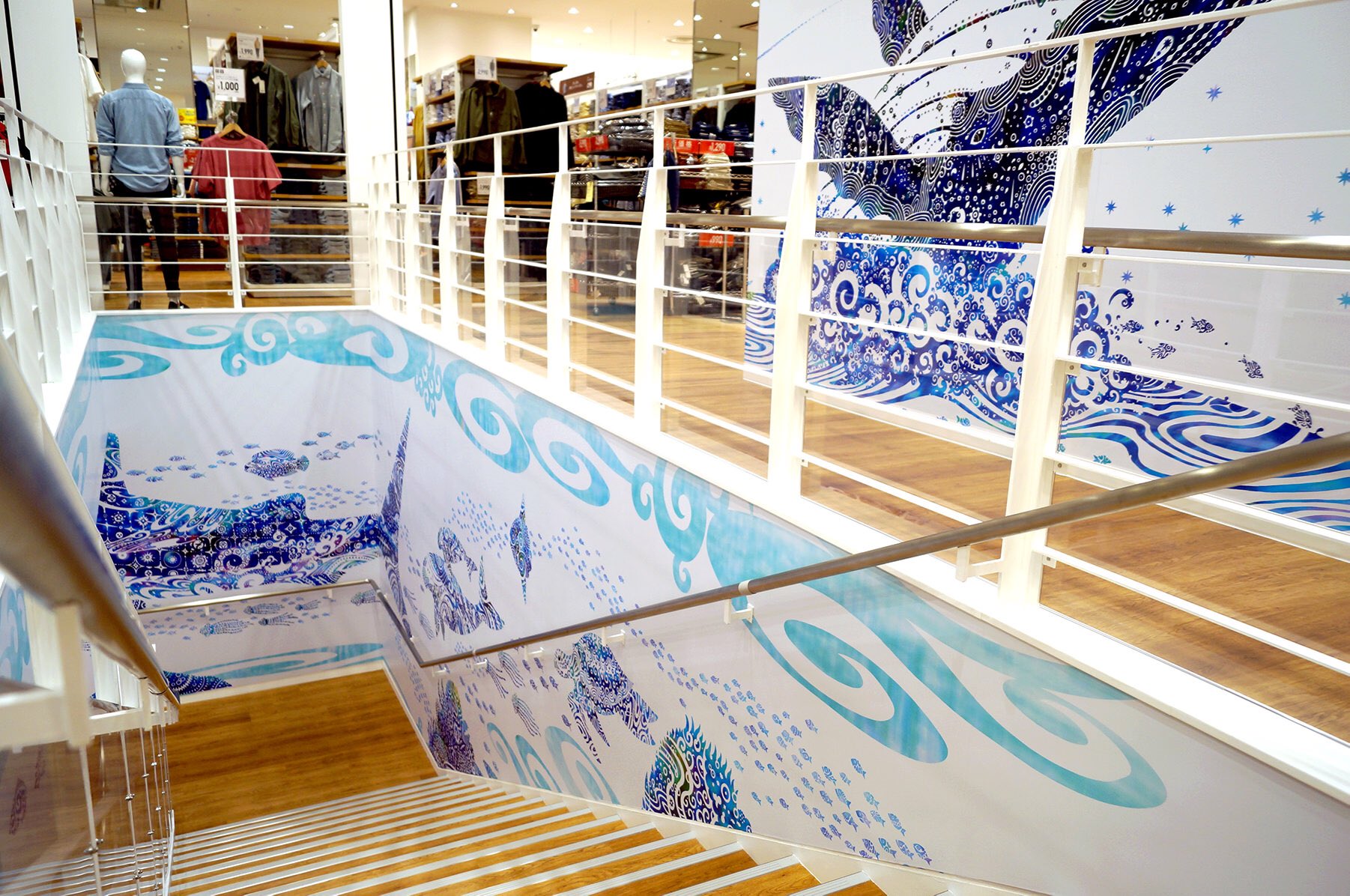 与儀勝之 Masayuki Yogi ユニクロ イオンモール沖縄ライカム店さんの壁面を装飾いたしました 売場面積2倍となり 県内最大の店舗にリニューアル 2階は 世界樹 を基にした地上の世界 1階を 青の世界 を基にした