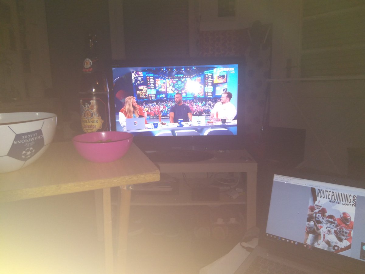 deblas16's tweet photo. #rannfl en la televisión, la guia de @RouteRunning (y otras de menor importancia) en el ordenador, aperitivos listos...
Ya no falta nada para entrar en directo en @SBR24horas para contaros la 1a Ronda del #NFLDraftesp2019
¿Te lo piensas perder? #SBdraft https://t.co/4mnfGuHk1y