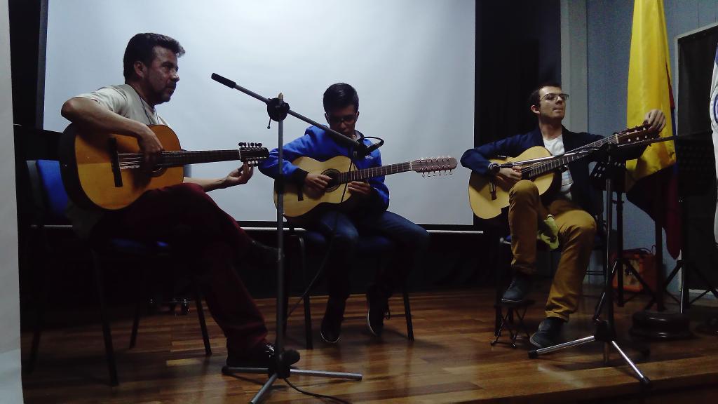 Momento memorable "Humorismo" de Álvaro Romero interpretado por <a href="/andotipleando/">Oscar Santafe </a> y su hijo Oscar A. Santa Fe y su  maestro #AlternativaTiplera ¡se suben los #Tipliceridos de la emoción! Desde El Nogal <a href="/comunidadUPN/">UPedagógicaNacional</a> continúan con la Gata golosa