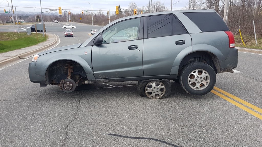 HRPSCMV's tweet photo. If you are driving and you notice a vibration in your steering take your vehicle to a mechanic or something like this could happen. A vibration or strange sound could be the first sign something catastrophic is about to happen. Cedar Springs/Brant @cityburlington @HRPSBurl ^pm https://t.co/tv7oQbldiM