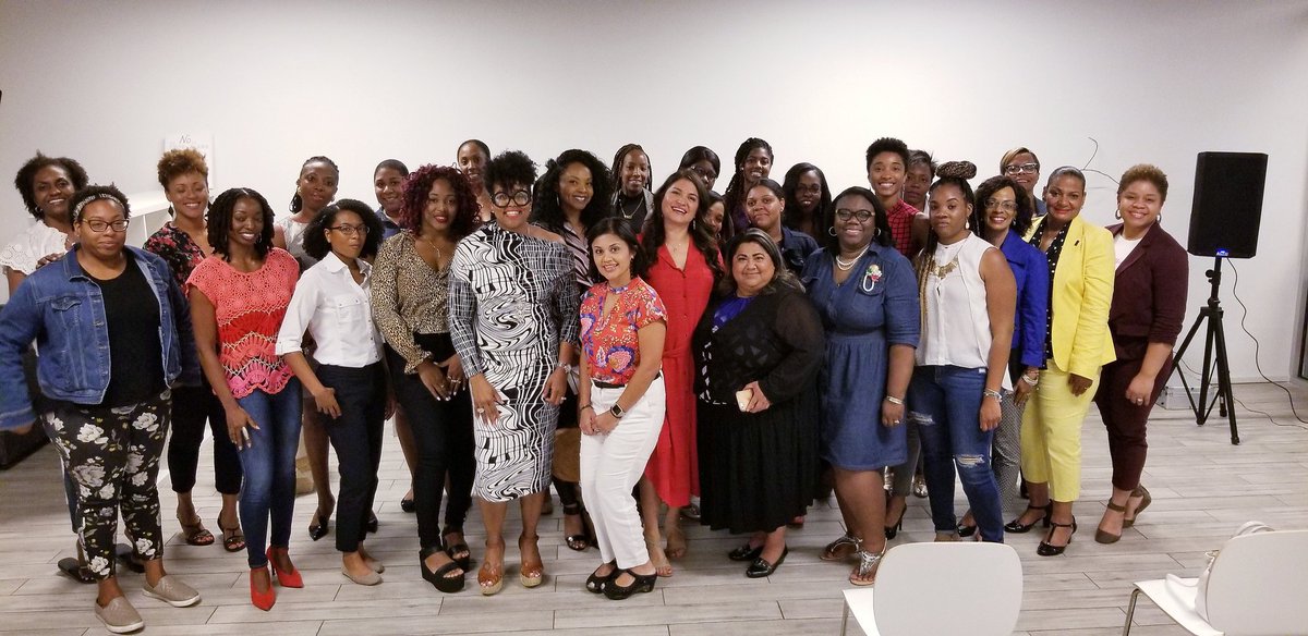 ColorCommntwk's tweet photo. Thank you to our speakers @tracytimberlake and @texinmiami, our sponsor #Hiro, and our guests that joined #ColorCommMIA for our #Socialite event at #SpaceCalledTribe. We know our guests picked up helpful tips and tools on leveraging social media for business or personal branding. https://t.co/VZzXpR8ySg