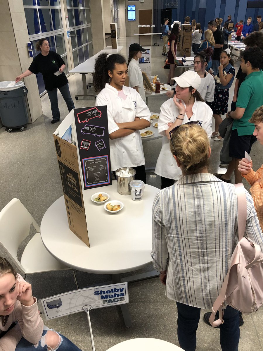 ShelbyMuha26's tweet photo. More food truck highlights! #culinaryessentials2 #foodtruckslive #exhibitionnight #owlpower 👩🏼🍳👨🏽🍳🌮🍝🍳 https://t.co/d4vvhbkOut