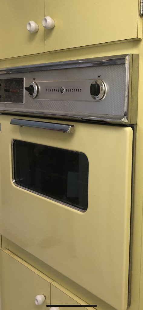 palmbeachdesig1's tweet image. It’s amazing what you encounter when you walk into a space for the first time during a restoration project. Old appliances, China cabinets..... in this space made us pause for a few minutes and appreciate what was once shiny and very new! #palmbeachdesignmasters