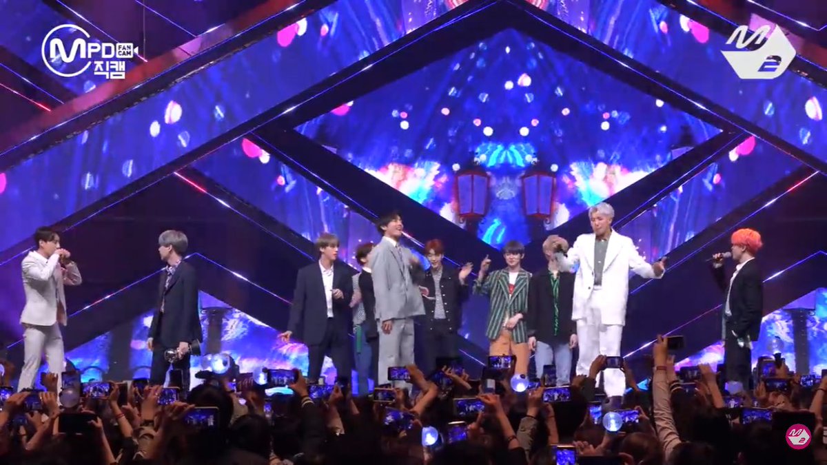 jamoirae_mrn's tweet photo. TXT AND BTS IN ONE STAGEEEEEEE😍😍😍😍😍😍😍 omahghad #TOMORROW_X_TOGETHER #BTS #BoyWithLuv3rdWin #CatAndDog https://t.co/qR2YFqTdO4