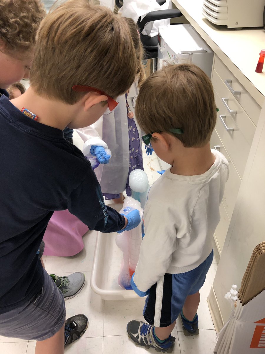 gretchenbenson's tweet image. Thank you for an amazing afternoon with the @NCIEpiTraining guardians of the genome! #TYCTWD