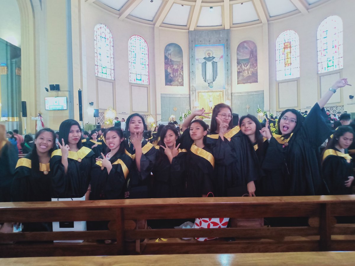 thrdlcrz's tweet photo. Ggraduate na pala kami bukas yiiieeeee!!! 😂💕
#Georginas ♥ https://t.co/d4t4uPHmFW