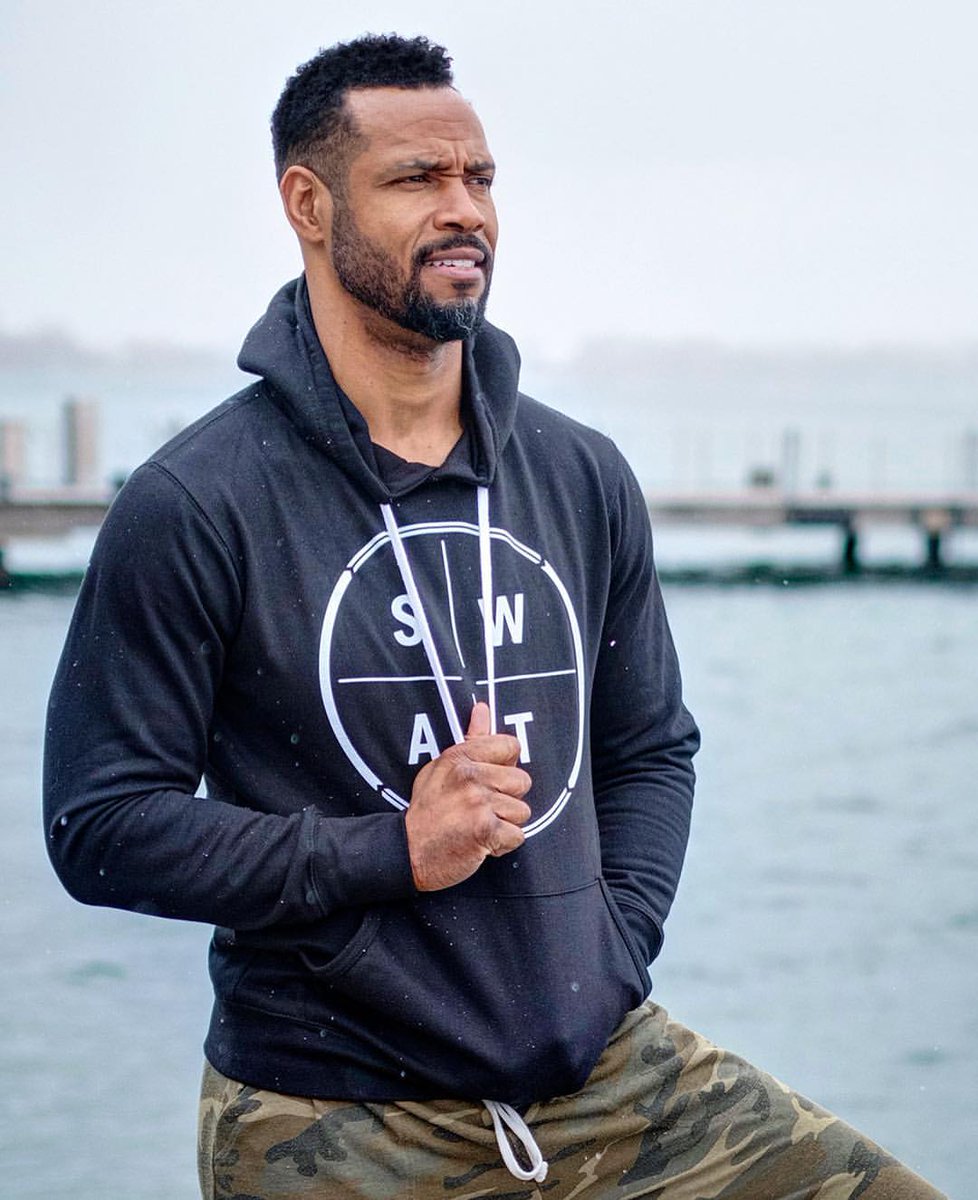 TMI_Uruguay's tweet photo. '#tbt A year ago when I was cold af in Toronto. #swathealth hooked me up with a loaner hoodie so I didn’t freeze. 🙏🏾 #swat 📷- @EricBlackmon' #ThrowbackThursday @isaiahmustafa
#ShadowFam https://t.co/OKUy2cGrnB