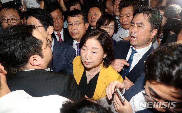 오늘 새벽까지 이어진 난장판 국회를 지켜보며 장탄식하셨을 국민들께 참으로 송구스럽습니다. 개혁에 저항하는 수구 기득권세력의 망동에 절대 굴하지 않겠습니다. '정치가 무엇인가' 묻는 국민의 물음에 개혁의 망치로 응답하겠습니다.