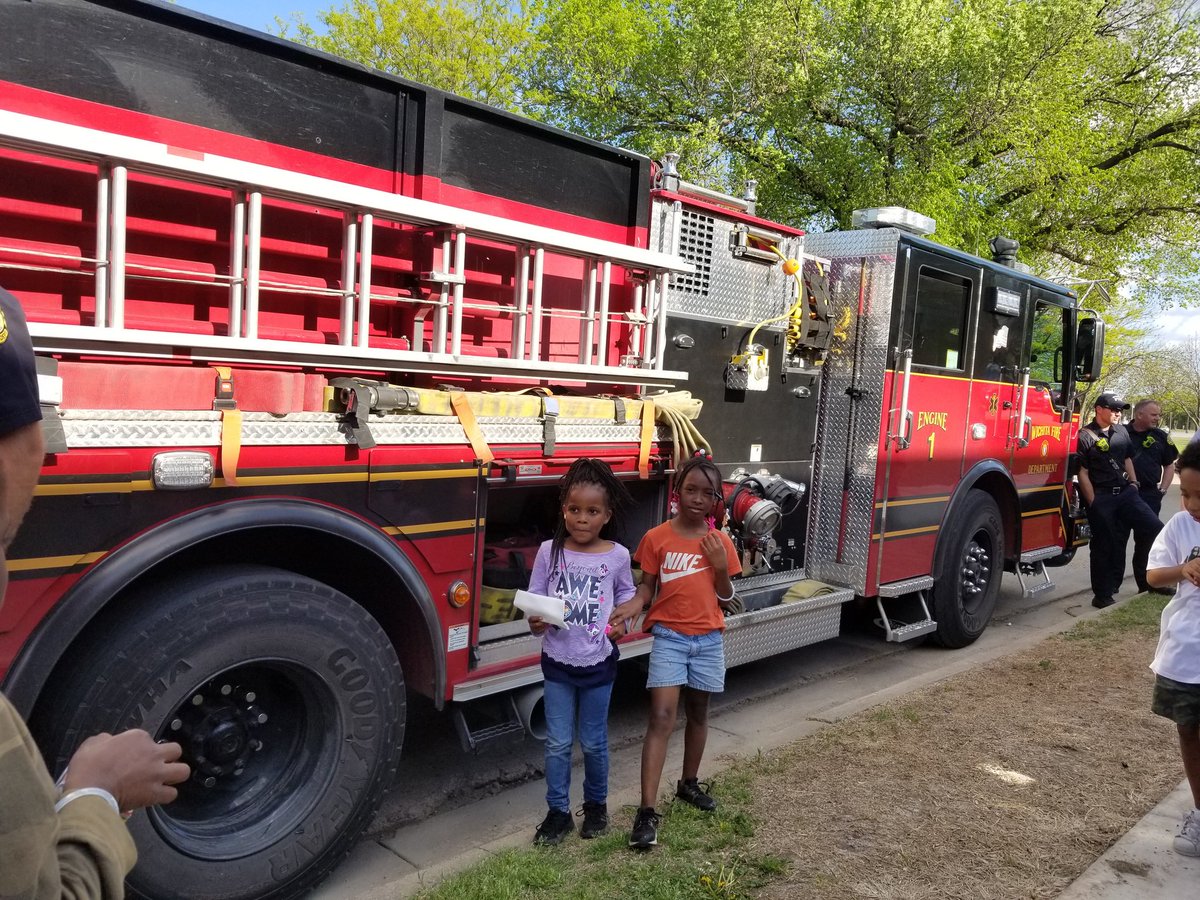 griffinkinder's tweet photo. @LOuvertureElm Career cookout was a huge success! Our community really showed up for our students! @WichitaPolice @WichitaFireDept https://t.co/zCw2ejwje2