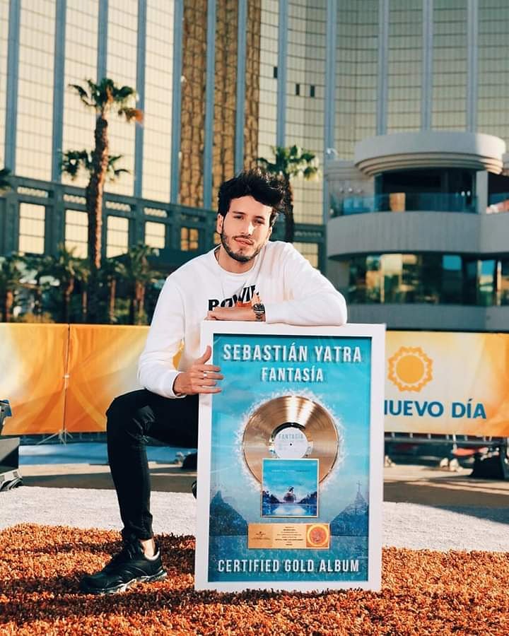 zhanrm18's tweet photo. ¡MUY FELICES! #Fantasía es Disco de oro a tan solo una semana de lanzamiento en USA 💛@sebastianyatra hoy no se pueden perder los @latinbillboards estaremos conectados con @andradedirak @GomiTwiin @VanneTwiin @ForeverYatra_Ec @ForeverYatraFC @UniversalMusicE https://t.co/MUf3PWeQNK