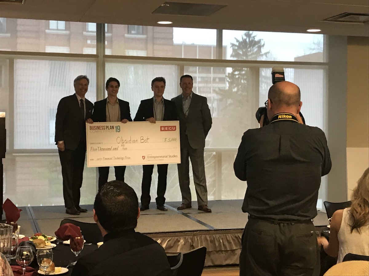 WSUCorpRel's tweet photo. Lee Harris of @BECU awards the #WSUBPC19 Financial Tech Prize to #ObsidianBot! Congratulations. Thanks for your support @BECU. https://t.co/yTz7fxy0Pz