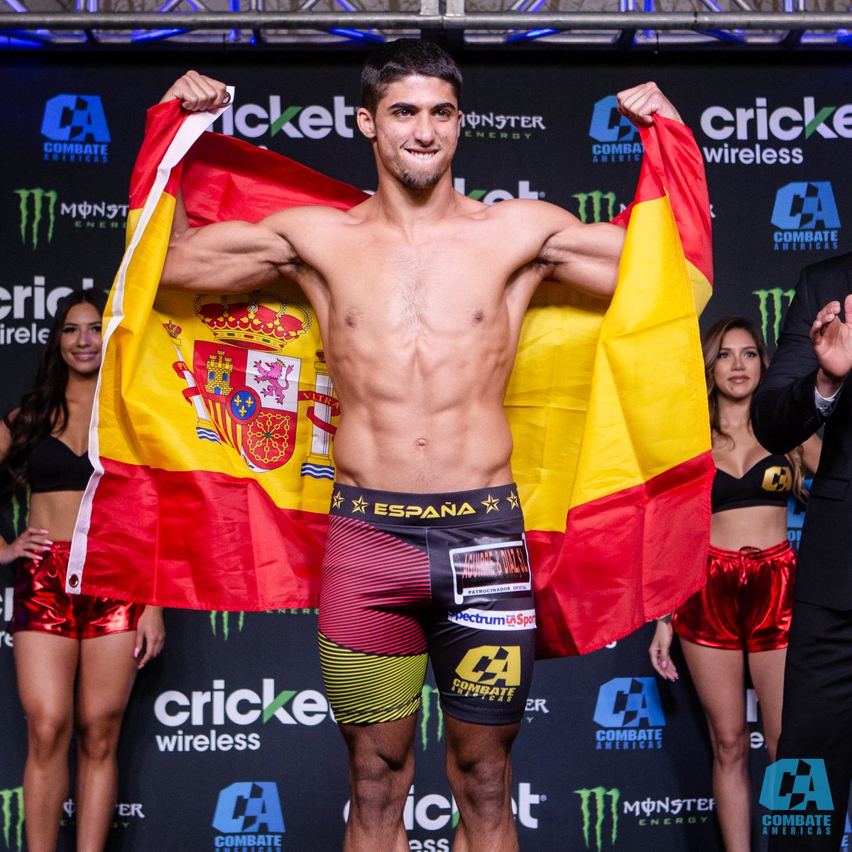 combateglobal's tweet photo. Official Weigh-in | Peso Oficial 
🇪🇸Oscar Suárez (128.4 lbs)
🇺🇸Michael Reyes (125.5 lbs)
#CombateReinas https://t.co/TKImQaiyMO