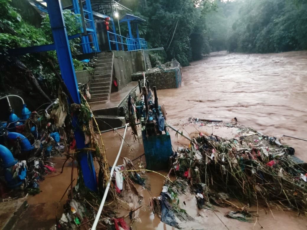 [ INFO TERKINI ]

Banjir sudah mulai surut, namun tingkat kekeruhan masih terlalu tinggi sehingga air masih belum bisa di produksi. Tim kami masih berupaya untuk melakukan penanganan agar pengaliran dapat kembali normal sesegera mungkin, mohon maaf atas ketidaknyamanannya 🙏