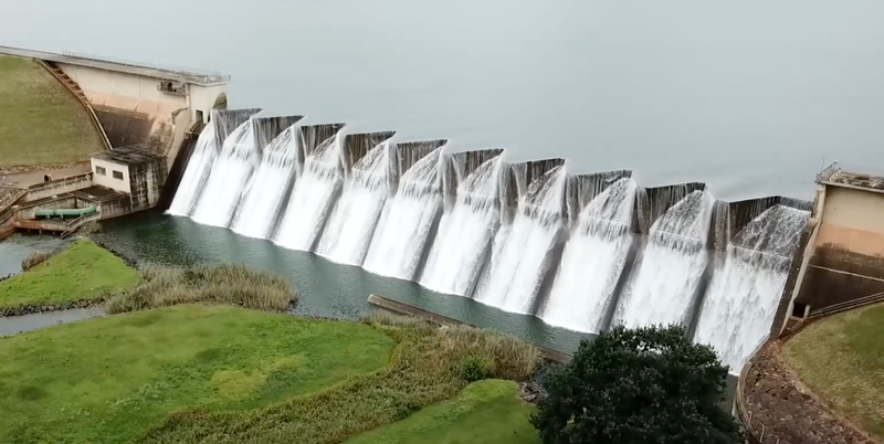 With the recent torrential rains #MidmarDam is overflowing so nicely. What a sight to see! Take a drive past when you are next in the area. Our pride and joy! ☔️
#FernHillHotel #TheSnootyFox
