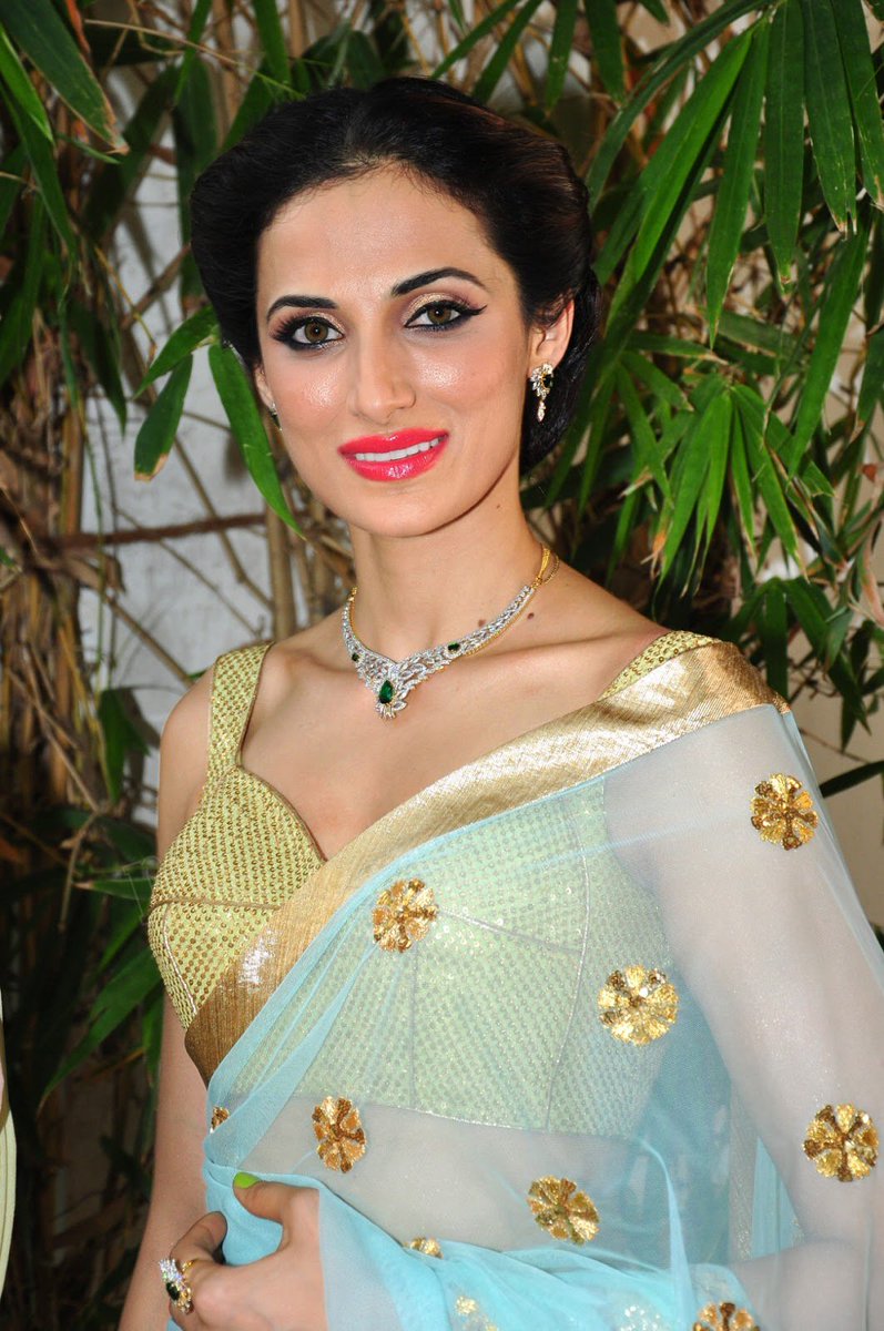 Rohit_swag's tweet photo. #ShilpaReddy #BikiniBlouse #Stunning #Hot #Stylish #Saree #sareelover #sareefashion #sareeseduction #sareeblouse #skySaree #transparentsaree #goldblouse #smile #Queen #beautifulqueen #sareestyle #beautiful #Sexy #SexyWoman #HotGirl #adorable https://t.co/xkXX8s6ltl