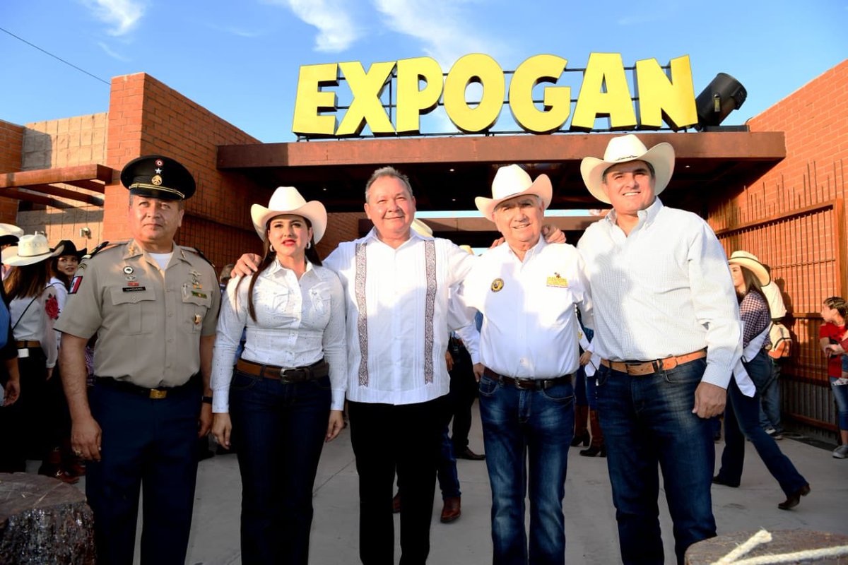 NoticiasTermo's tweet image. Se anota otra ✅ la @UGRSon con inauguración de la tradicional #ExpoGan2019 que se espera supere a las anteriores. Invitados de honor para cortar la piola #Srio. @gobiernosonora @PUROPOTRILLO, alcaldesa @HermosilloGob @CelidaLopezc y Jorge Guzmán Nieves, secretario de Sagarhpa,