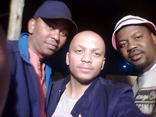 MbuleloTa's tweet photo. @UWFM88_106FM yhoo hayi iyatshoo bradas ndimalele nathi apha tinara gunguluza with LUZUKO N MAJITA https://t.co/LNUZtDR2Te