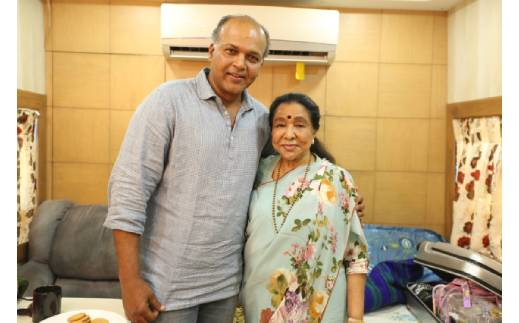 boxofficeindia's tweet photo. .@ashabhosle pays a surprise visit to @AshGowariker on the sets of his upcoming movie #Panipat. Produced by #SunitaGowariker under the banner @agppl, the film is scheduled to release on December 6, 2019.
@kritisanon @duttsanjay @arjunk26 @AjayAtulOnline #VisionWorld https://t.co/oqYhBiVMXo