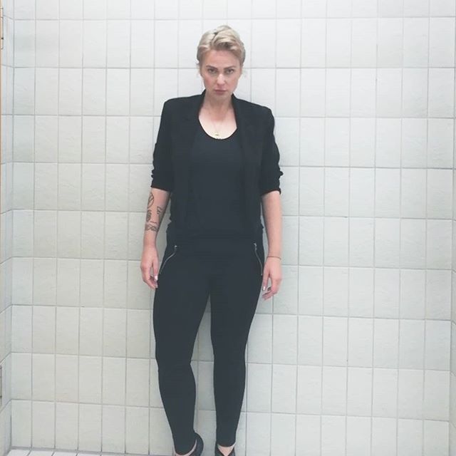 When black is everything... #fashionblogger_de #fashionblogger #lookingsharp #businessoutfit #ootd #outfitoftheday #girlswithcurves #allblackeveryday #allblack #blackfriday #girlswithtattoos