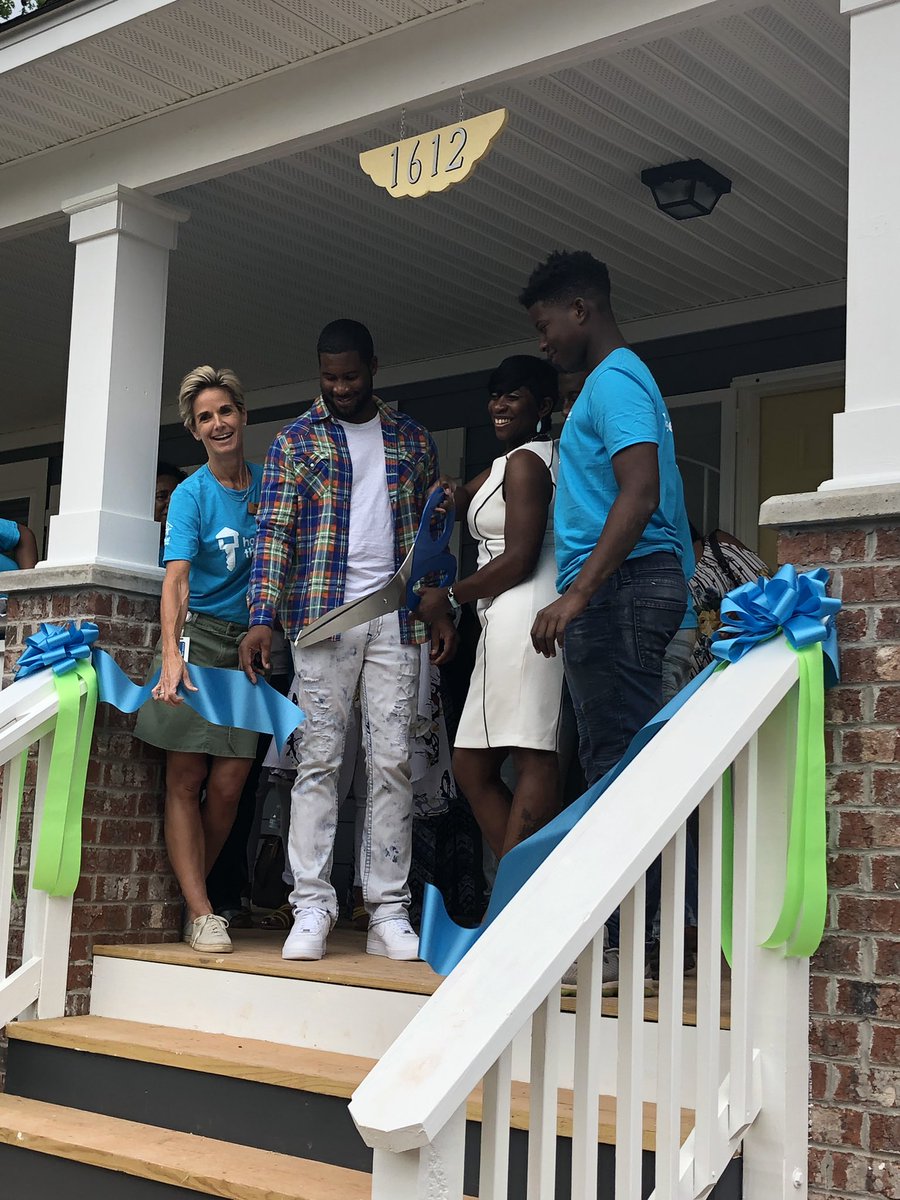 reclaimedkarma's tweet photo. Congratulations Krushetta on the keys to your new home! Everyone is so happy & excited for you! ✨🔑#habitatforhumanity #HomeIsTheKey #nest #athome #Chicos #ocedar #whitehouseblackmarket #soma https://t.co/dKlKkmwGo4