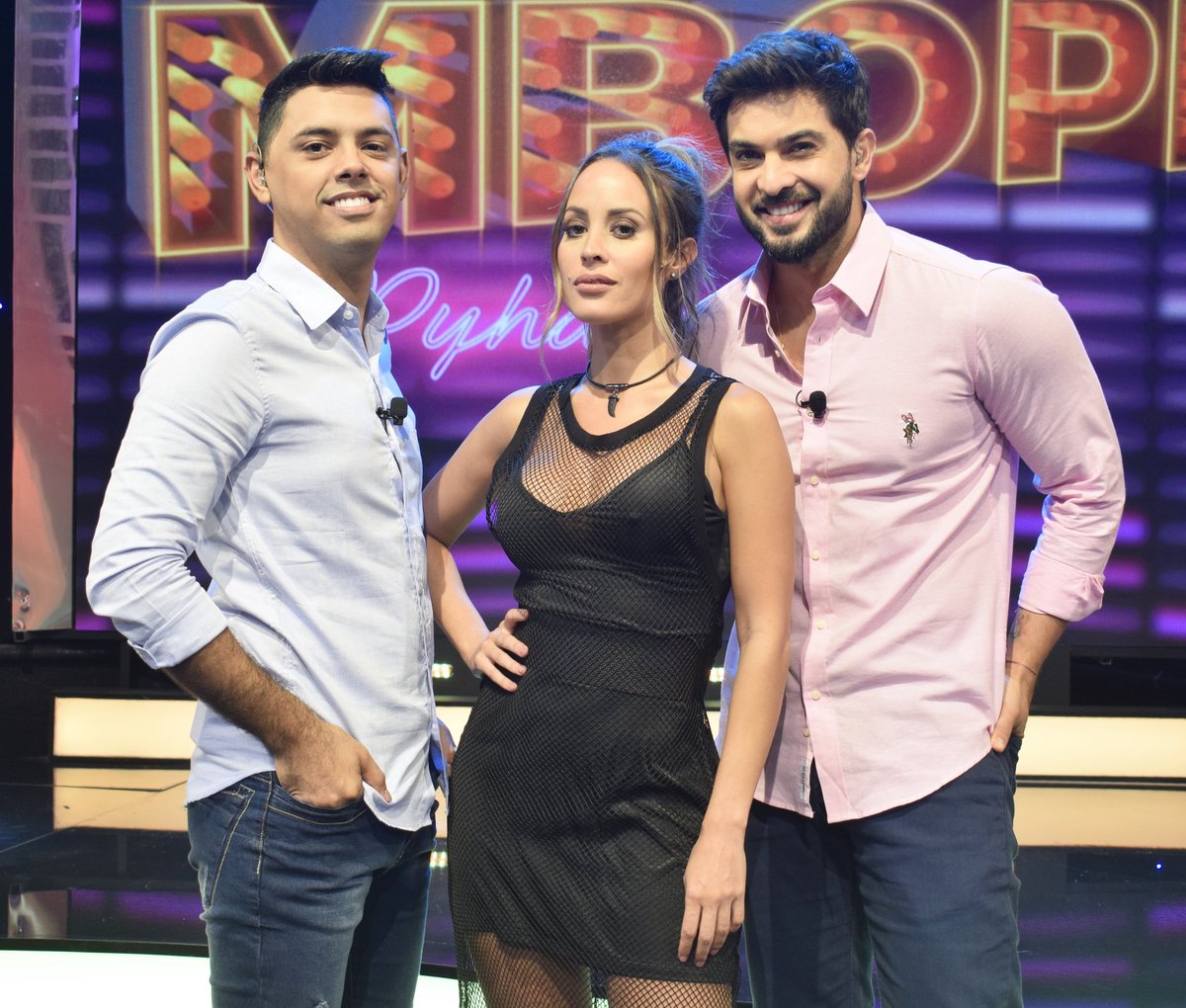 Telefuturo's tweet photo. ¡Hola Paraguay! 😎
#PattyOrue, #AleLopez y #CarlitosOrtellado listos para el #PyhareShow🔥😱😎 ¡Acompañanos pues! https://t.co/Er0hYNewwz