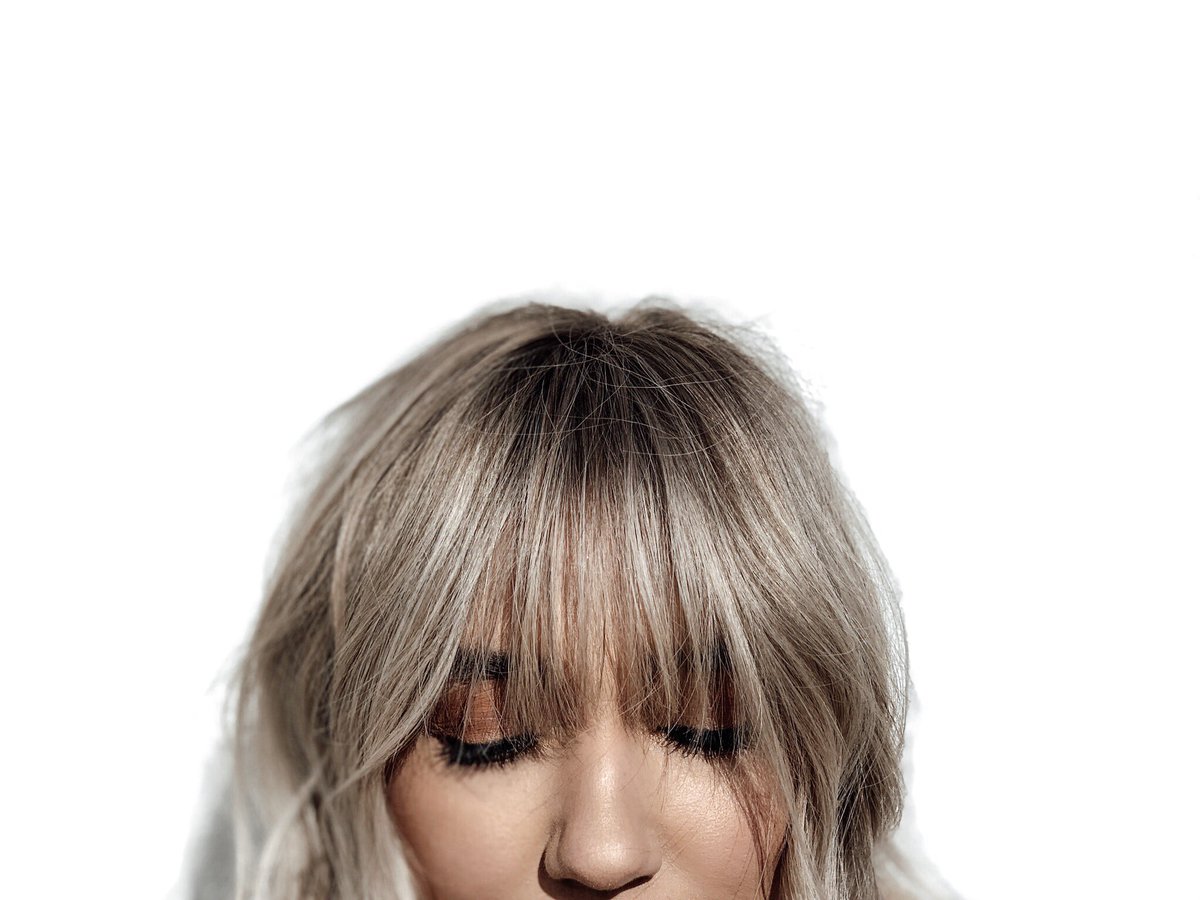 Hair: Sam Wade @jaggerjameshair 
MUA: @cameroonah  
Model: @paigehamburg 

#jaggerjamessalon #jaggerjamesbrand #hairbrained #behindthechair #americansalon #davines #blondehair #bangs #fringe #makeup #guerlain #macmakeup #morphe #nyx #fringe #bangstyle #esteticalikes