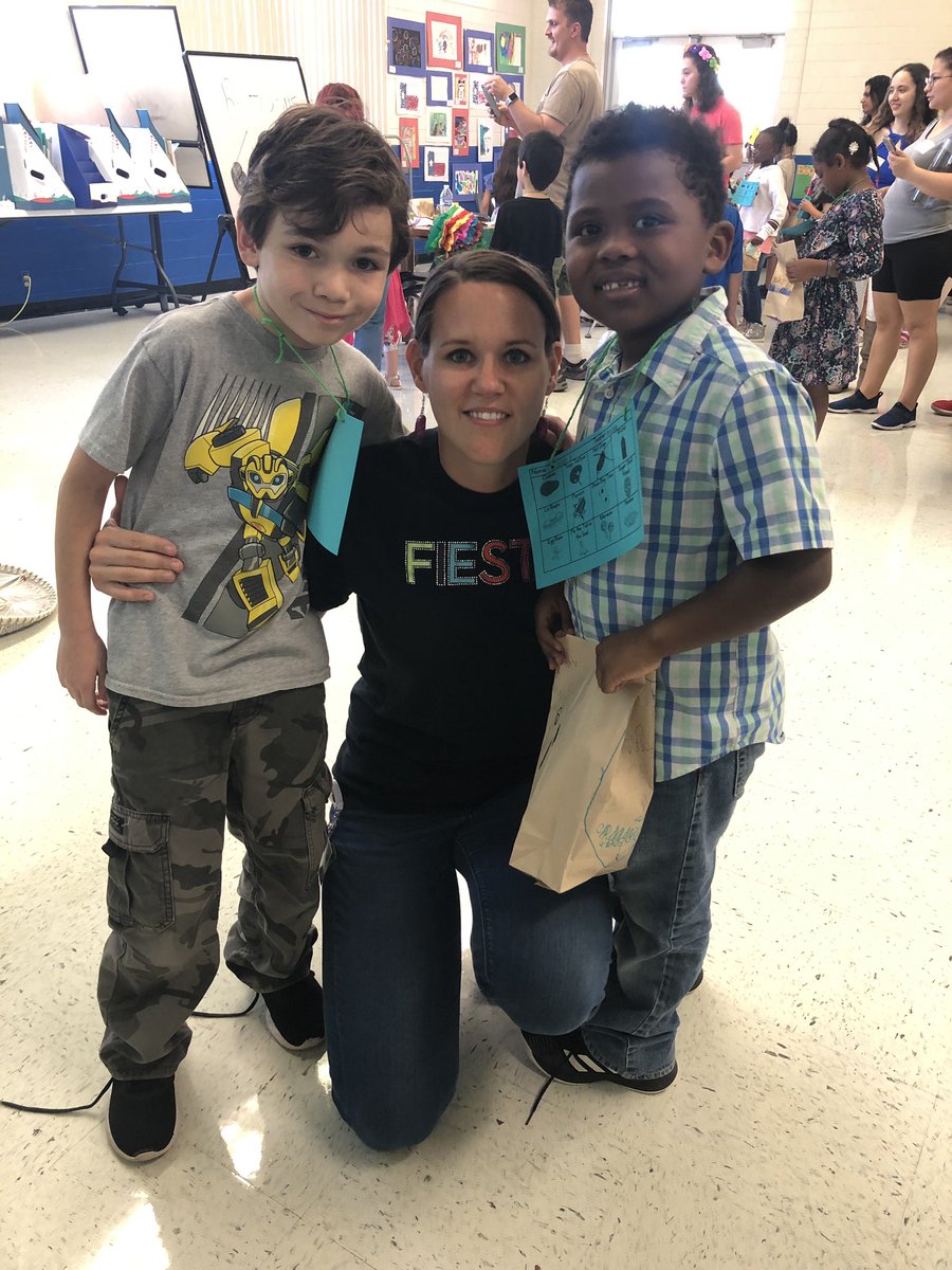 mindy_arriaga's tweet photo. Serna’s K/1 Fiesta 2019 in the books! We all had a blast thanks to our many volunteers and the donations received. #Fiesta2019 #theNEISDway #fabulousfirst @SernaSammySeal https://t.co/BCAPg6HqIx