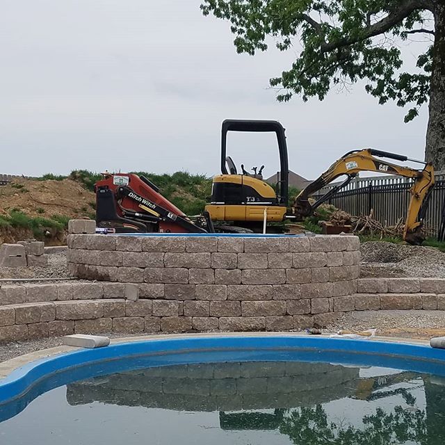 Spa wall and steps starting to take shape on this backyard transformation project designed Carex Design Group.

#nails_creek <a href="/nails_creek/">Nails Creek</a> #sanjuanfiberglasspools #fiberglasspools #belgard #creeksidewall #swimmingpool #outdoorliving #spa #backyardrenovati… bit.ly/2IWq9hp